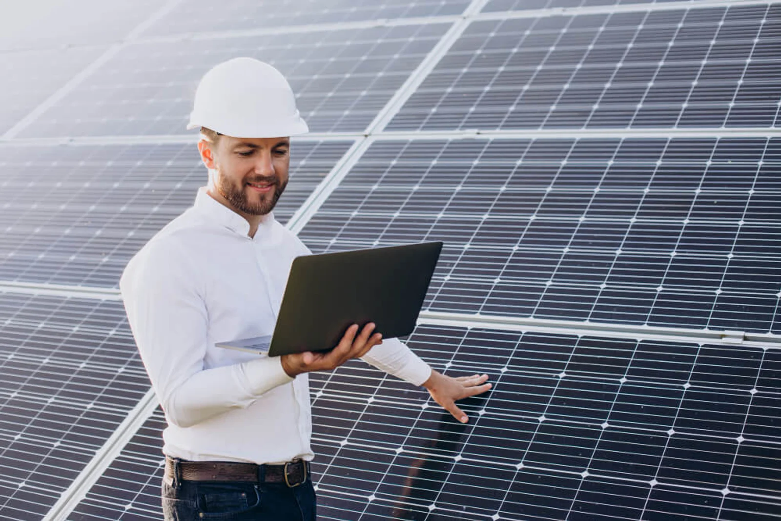 Ingénieur conseil Nova Green sur le terrain, audit énergétique de panneaux solaires