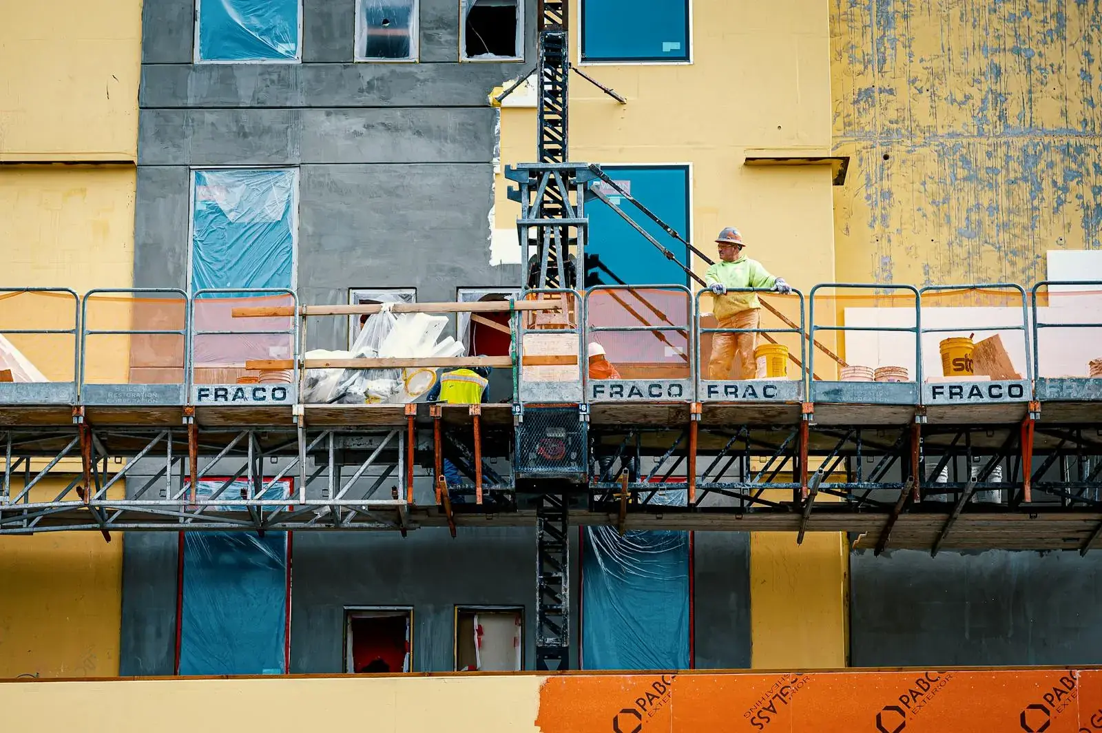 Rénovation de façade tertiaire avec isolation thermique par l'extérieur (ITE)